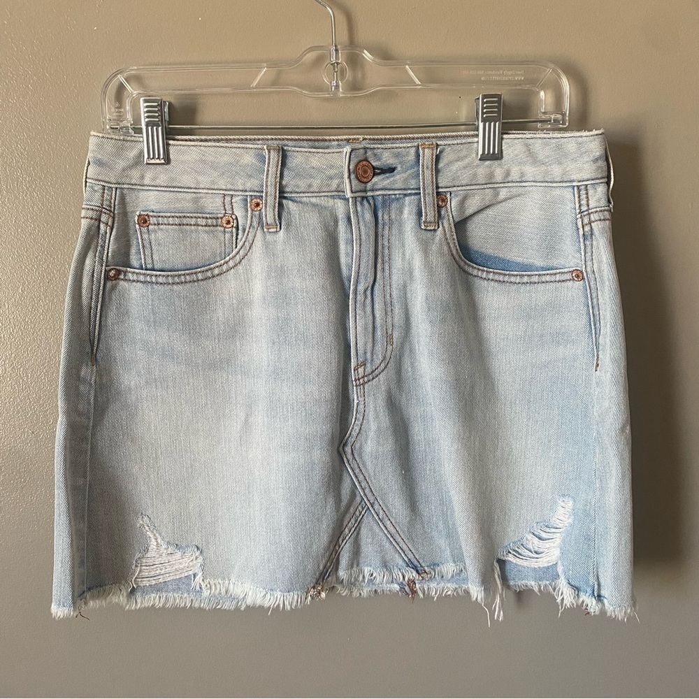 AMERICAN EAGLE skirt Size 6 light wash denim mini distressed blue jeans